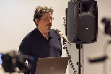 Michael Mautner – Kurze Einführung über Sypersymmetrische Musik anhand einer Präsentation der Suite Irrational von Hofstetter Kurt